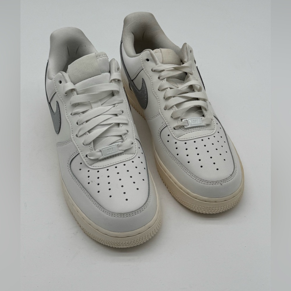 New In Box Women’s Nike Air Force 1 ESS TRND Summit wWhite/Metallic Silver